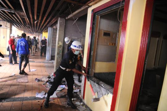 Petugas PT KAI tertibkan 78 pedagang di Stasiun Gondangdia