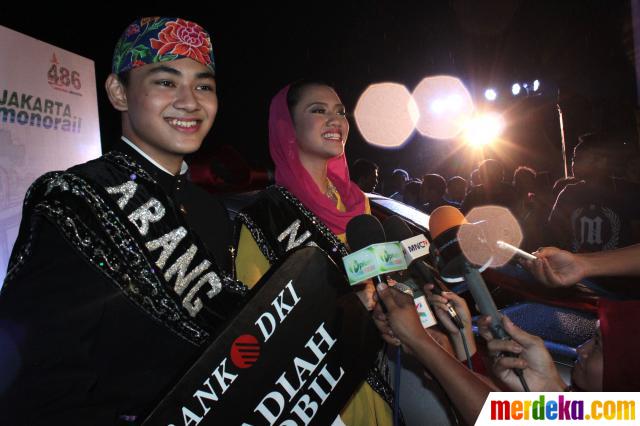 Abang None terpilih Dio Alfa Handoyo dan Delicia Gemma Syah Marita saat diwawancara wartawan.