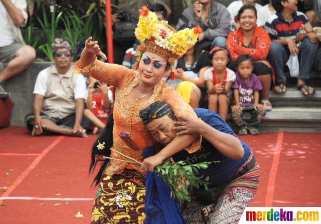 Foto : Mengenal Joged Bumbung, tarian tradisional pemikat 