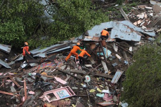 Relawan terus upaya mencari korban gempa Aceh