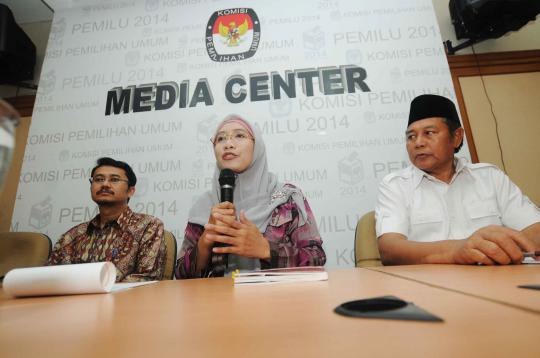 Mantan anggota KPU Andi Nurpati berdiskusi di kantor KPU