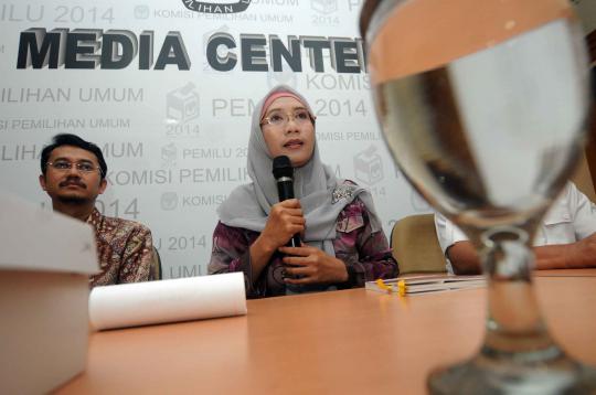 Mantan anggota KPU Andi Nurpati berdiskusi di kantor KPU