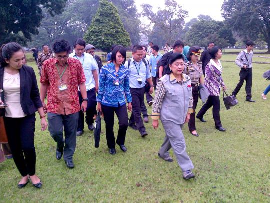 Ibu Ani foto-foto bareng penggemar Instagram di Istana Bogor