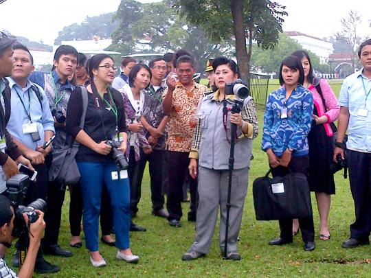 Ibu Ani foto-foto bareng penggemar Instagram di Istana Bogor