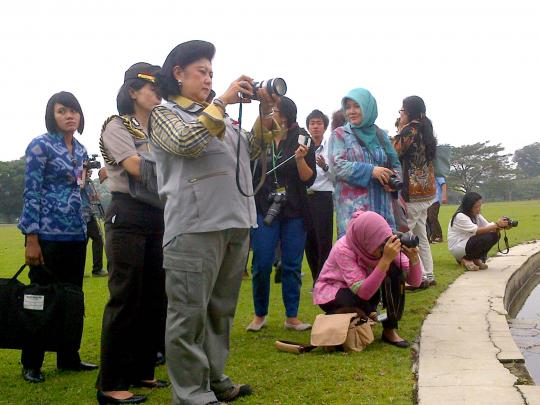 Ibu Ani foto-foto bareng penggemar Instagram di Istana Bogor