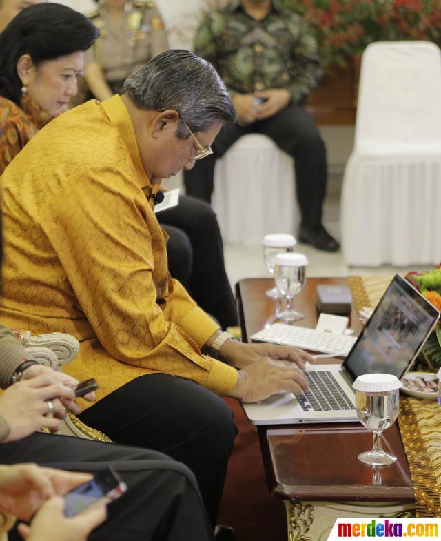 Foto : SBY meluncurkan akun fan page di Facebook merdeka.com