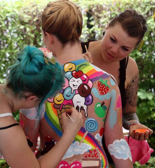 Yang menyeramkan di festival body painting Austria