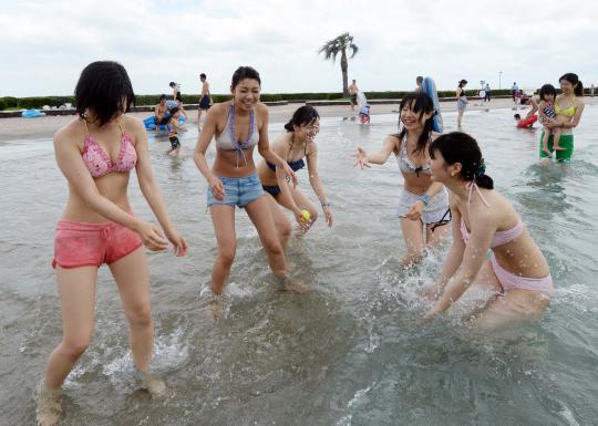 Mengintip gaya para gadis Jepang nikmati liburan musim panas