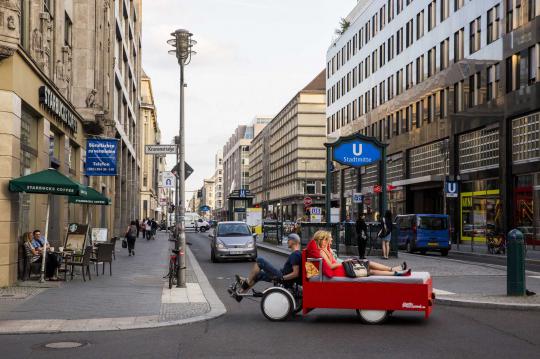 Asyiknya berkeliling kota Berlin menaiki sepeda kasur