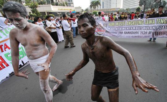 Aksi teatrikal setan-setanan di Karnaval Ramadan Bundaran HI