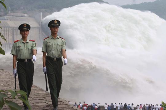 Semburan dahsyat air dari waduk