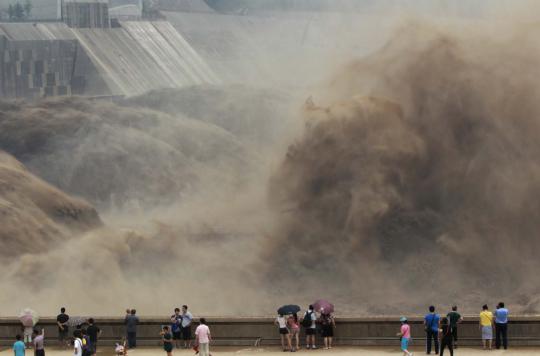 Semburan dahsyat air dari waduk