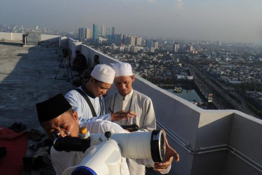 Meneropong posisi hilal bulan Ramadan