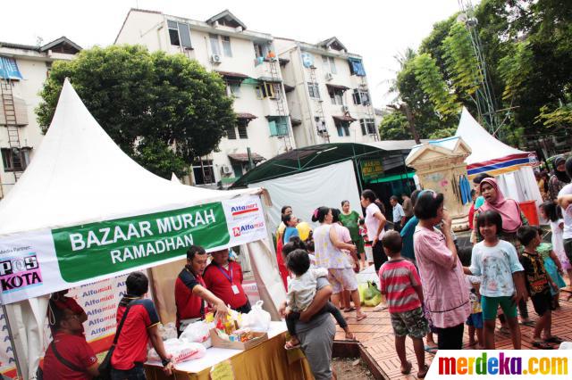 Foto : Warga Rusun Dakota antre bazar murah Ramadan 