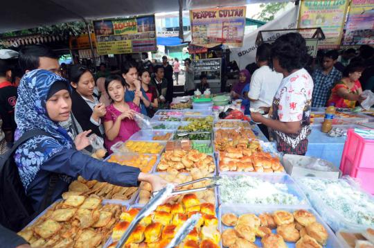 Berburu hidangan berbuka puasa di Pasar Takjil Benhil