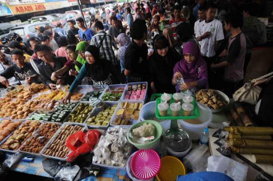 Berburu hidangan berbuka puasa di Pasar Takjil Benhil