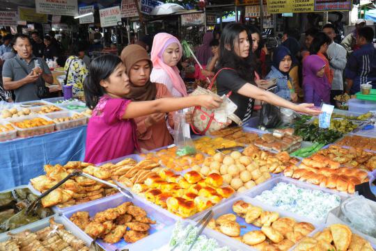 Berburu hidangan berbuka puasa di Pasar Takjil Benhil