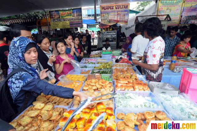 Foto : Berburu hidangan berbuka puasa di Pasar Takjil 