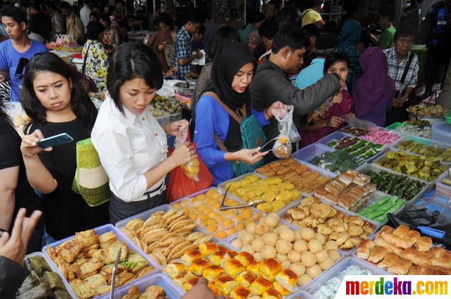 Foto : Berburu hidangan berbuka puasa di Pasar Takjil 