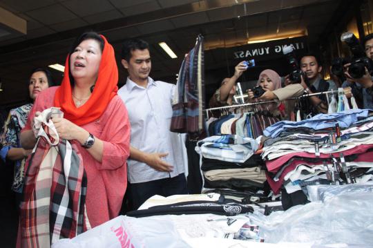 Mari Elka borong busana muslim di Tanah Abang