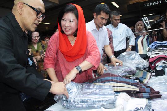 Mari Elka borong busana muslim di Tanah Abang