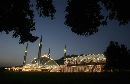 Menjelajahi keindahan masjid 1.000 lampu