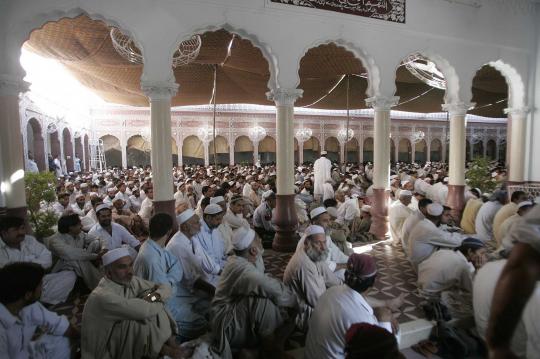 Menjelajahi keindahan masjid 1.000 lampu