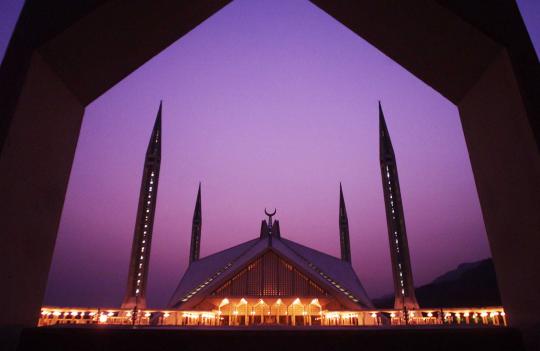 Menjelajahi keindahan masjid 1.000 lampu