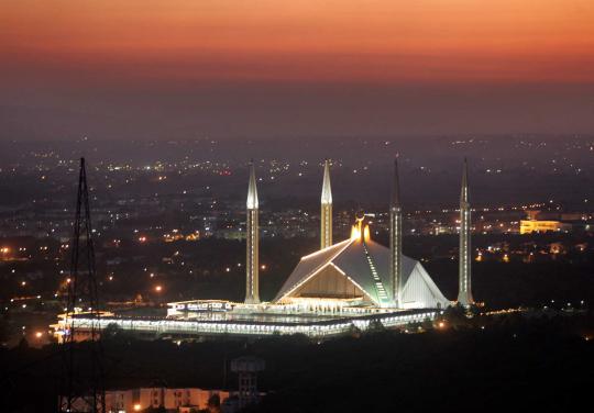 Menjelajahi keindahan masjid 1.000 lampu