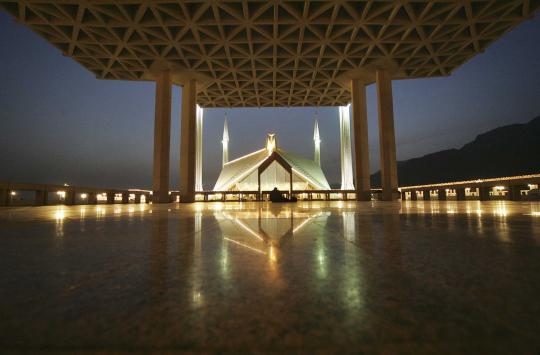 Menjelajahi keindahan masjid 1.000 lampu