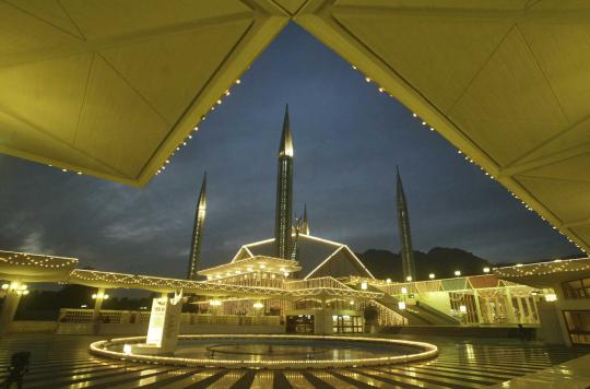 Menjelajahi keindahan masjid 1.000 lampu