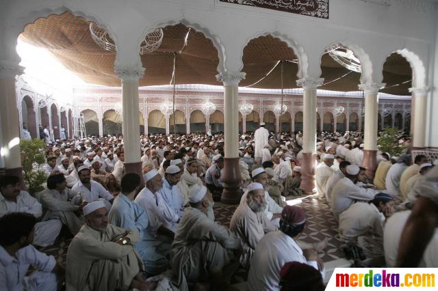 Foto : Menjelajahi keindahan masjid 1.000 lampu merdeka.com