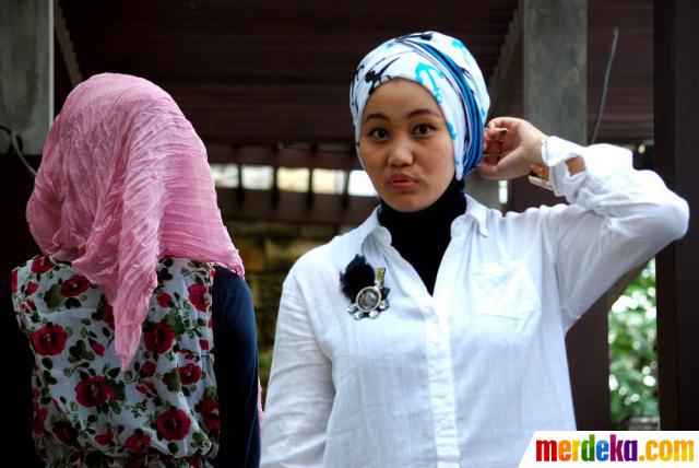 Foto : Tampil modis dengan gaya hijab modern merdeka.com