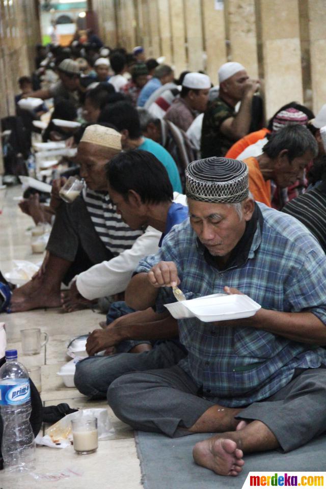 Foto : Menikmati buka puasa bersama gratis di Masjid 