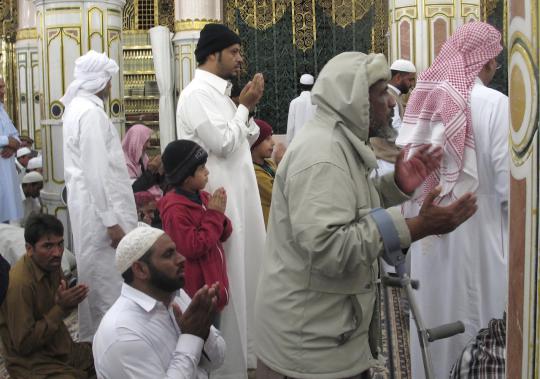 Khusyuk berdoa di makam Nabi Muhammad SAW