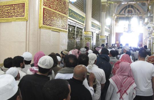 Khusyuk berdoa di makam Nabi Muhammad SAW