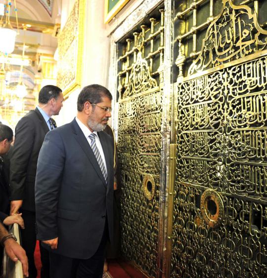 Khusyuk berdoa di makam Nabi Muhammad SAW