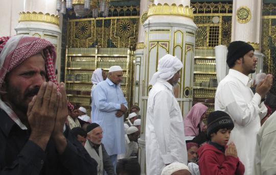 Khusyuk berdoa di makam Nabi Muhammad SAW