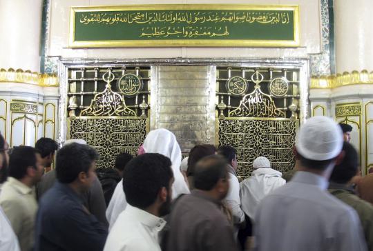 Khusyuk berdoa di makam Nabi Muhammad SAW