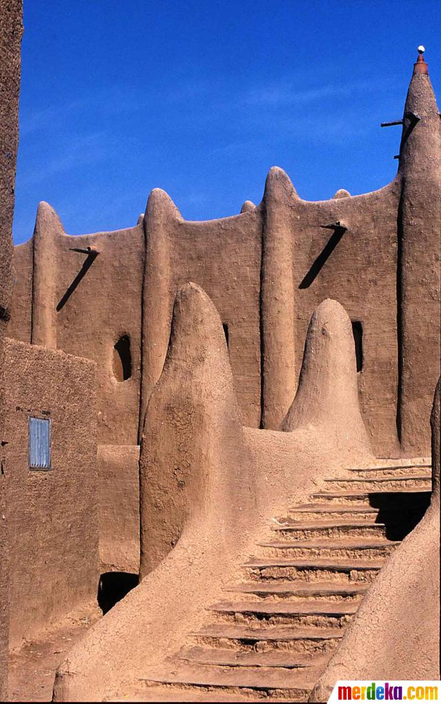 Foto : Menjelajahi kekokohan masjid lumpur abad ke-13 