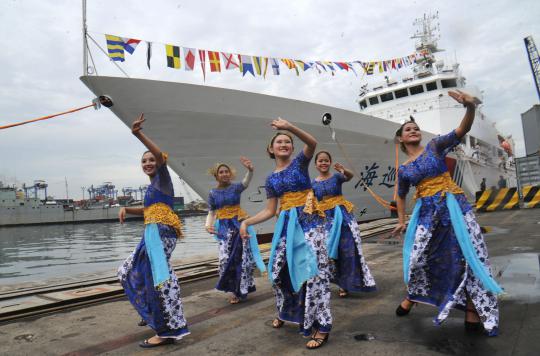 Megahnya kapal SAR China saat berlabuh di Tanjung Priok