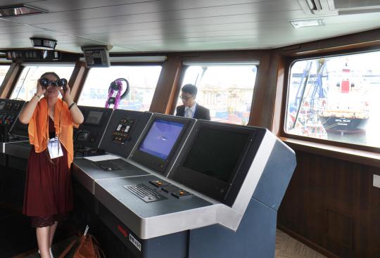 Megahnya kapal SAR China saat berlabuh di Tanjung Priok