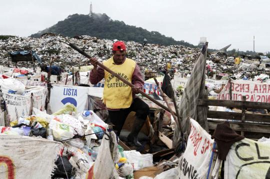 Kelompok orkestra ini menggunakan semua alat musik dari sampah