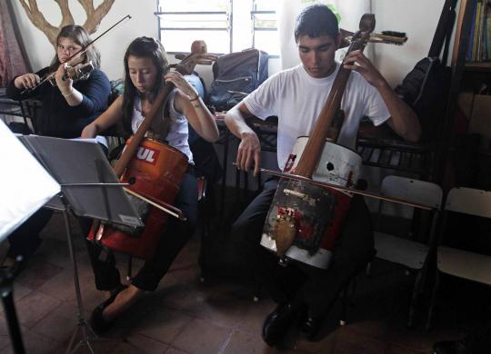 Kelompok orkestra ini menggunakan semua alat musik dari sampah