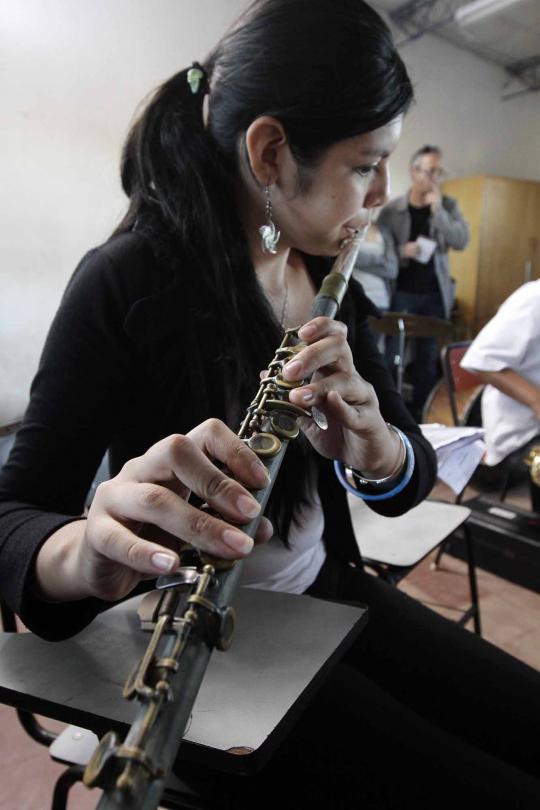 Kelompok orkestra ini menggunakan semua alat musik dari sampah