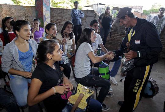 Kelompok orkestra ini menggunakan semua alat musik dari sampah