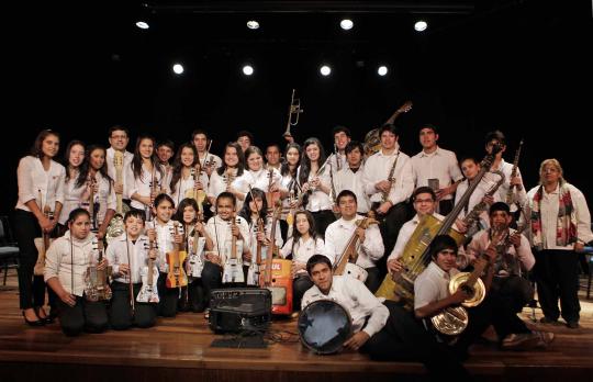 Kelompok orkestra ini menggunakan semua alat musik dari sampah