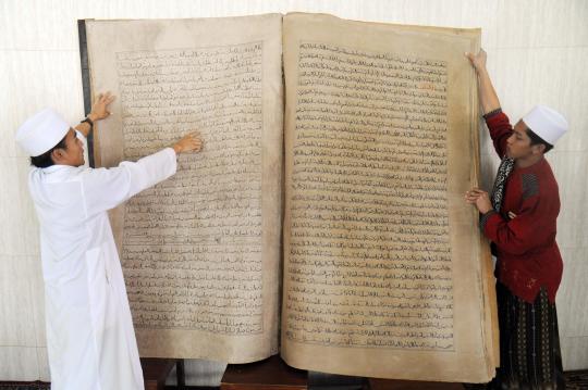 Alquran raksasa, panjang 2 meter lebar 2,8 meter