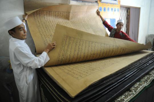 Alquran raksasa, panjang 2 meter lebar 2,8 meter