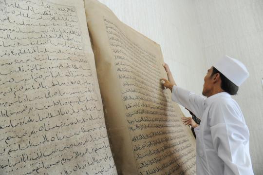 Alquran raksasa, panjang 2 meter lebar 2,8 meter